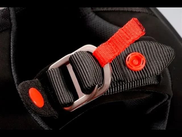 Jak zapiąć kask motocyklowy - uniknij niebezpieczeństwa na drodze