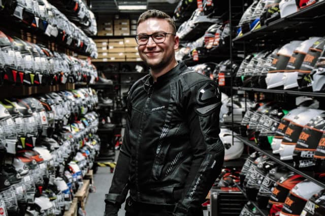 Jaką kurtkę motocyklową na lato wybrać, aby czuć się komfortowo? Jaką kurtkę motocyklową na lato wybrać, aby czuć się komfortowo?
