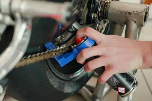 Jak smarować łańcuch motocyklowy, aby uniknąć kosztownych napraw