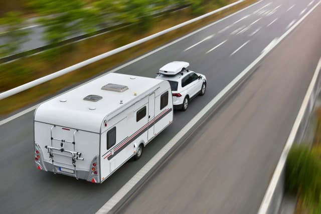 Czy bus z przyczepą musi mieć e-TOLL? Ważne informacje dla kierowców Czy bus z przyczepą musi mieć e-TOLL? Ważne informacje dla kierowców